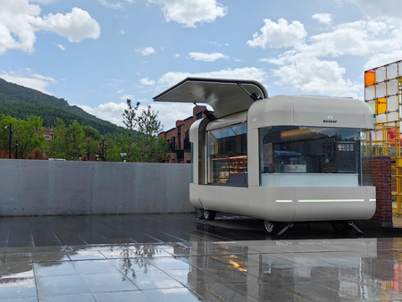 What are the issues to pay attention to when driving an electric dining car?